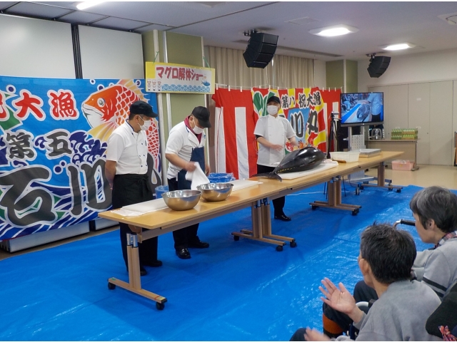 マグロを解体するのは、新生寮の調理師です