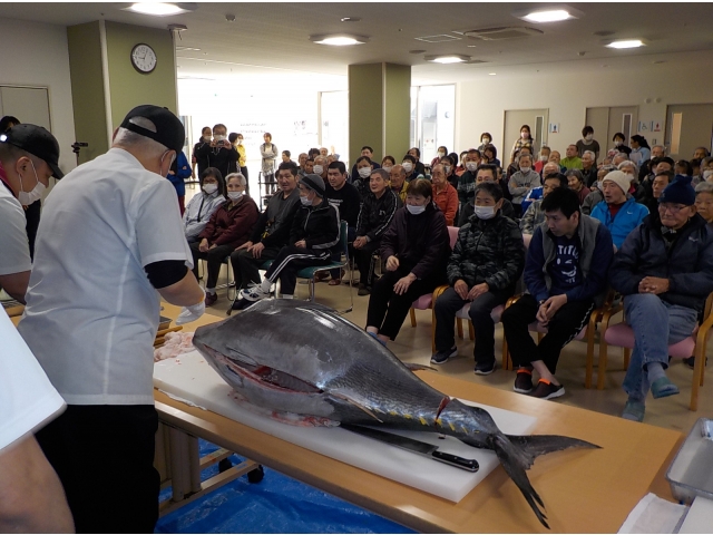 利用者の皆様は、珍しいマグロの解体に注目しています。