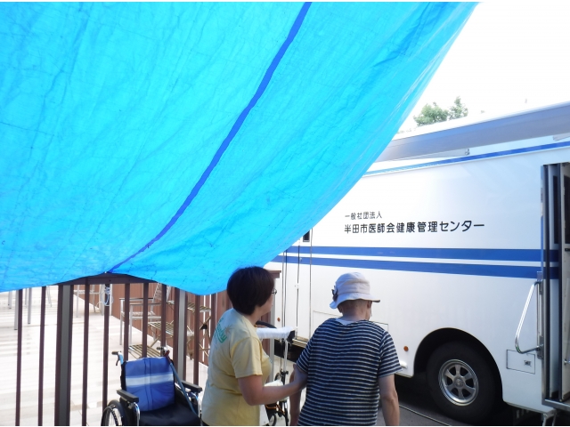 職員が付添いで検診車に入っていきます。