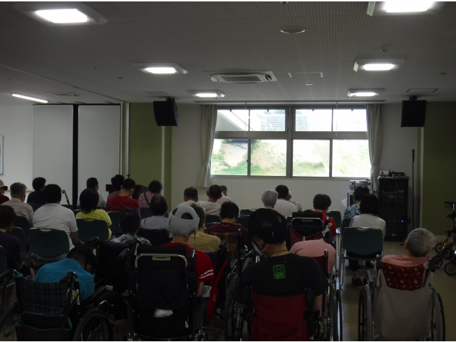 利用者の皆様は室内で読経を聞きました