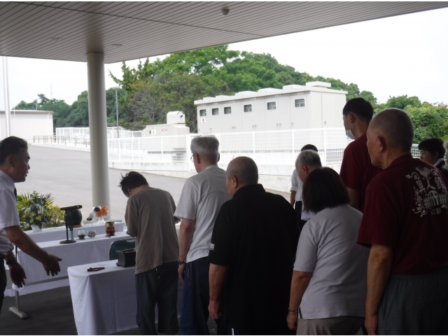 並んでお焼香をあげています