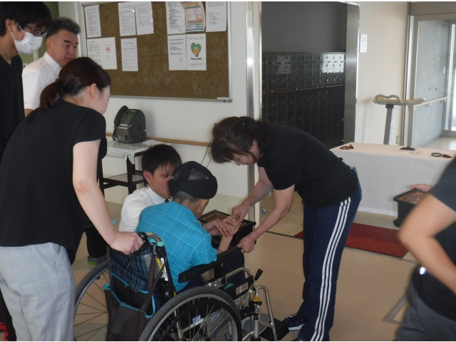 介助の必要な方は職員付添いでお焼香をあげています