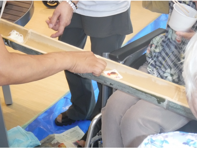 そうめんだけでなく、プリンやブドウも流れます