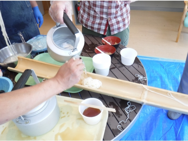 キッチンで冷やした水で流しました