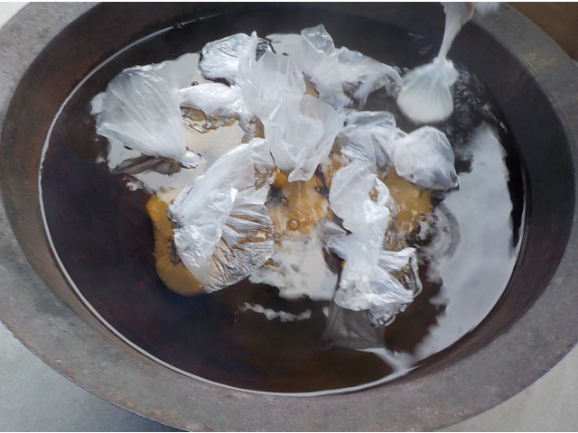 白米と水を袋に入れて煮ます。