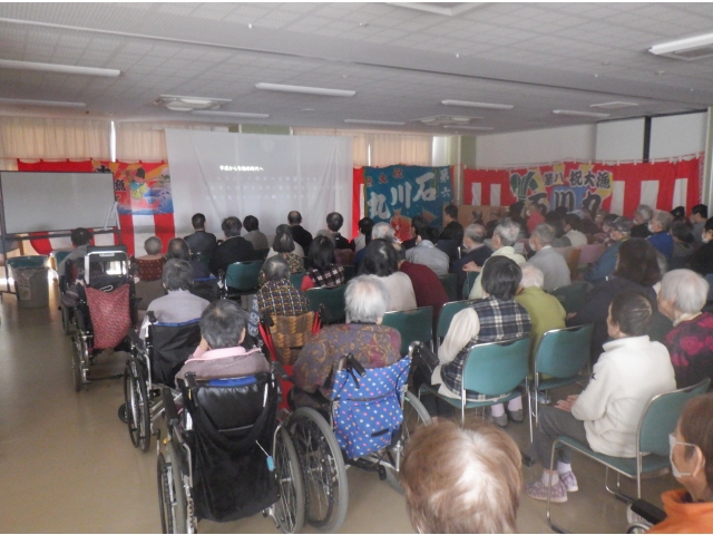 みなさん真剣に見入っています。