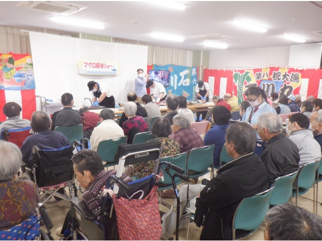 みなさんショーに、くぎ付けです。