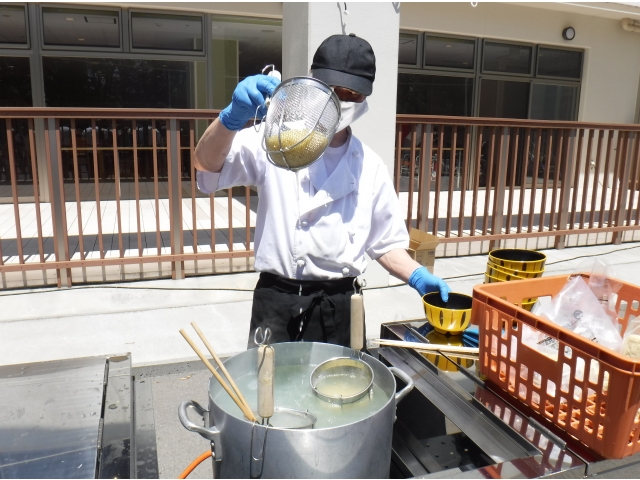 目の前での湯切り！！