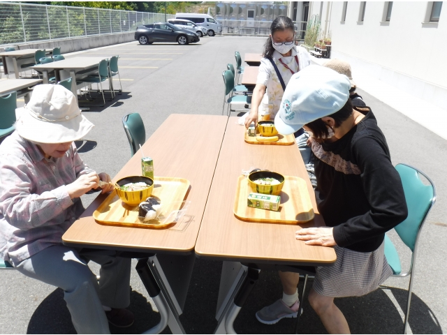 青空の下で食事♬