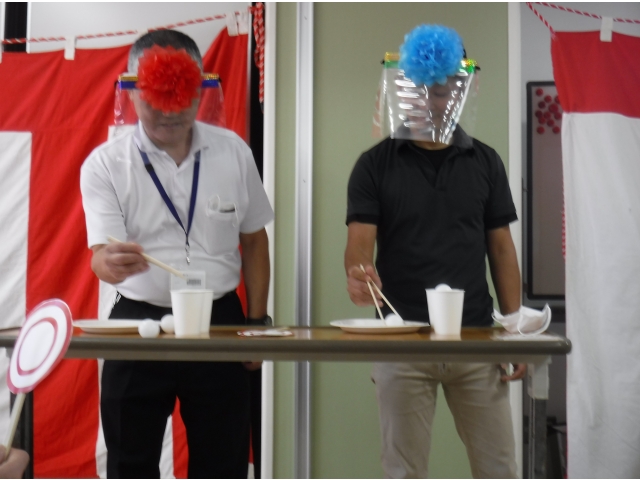 箸でピンポン玉を早くつかむゲーム