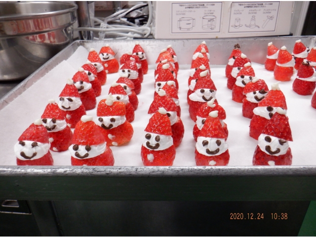 いろいろな表情のサンタさんがいます