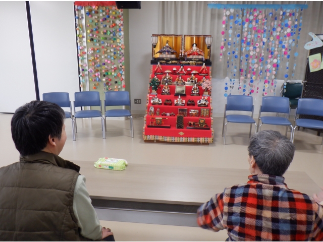 ひな壇を眺めて昔を思い出してます。