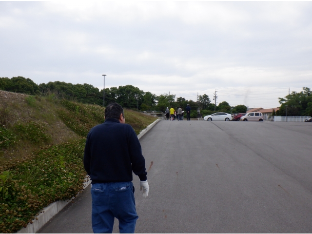 納骨堂に向かいます。会長は遅れて出勤です。