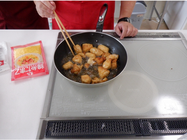 から揚げを揚げて