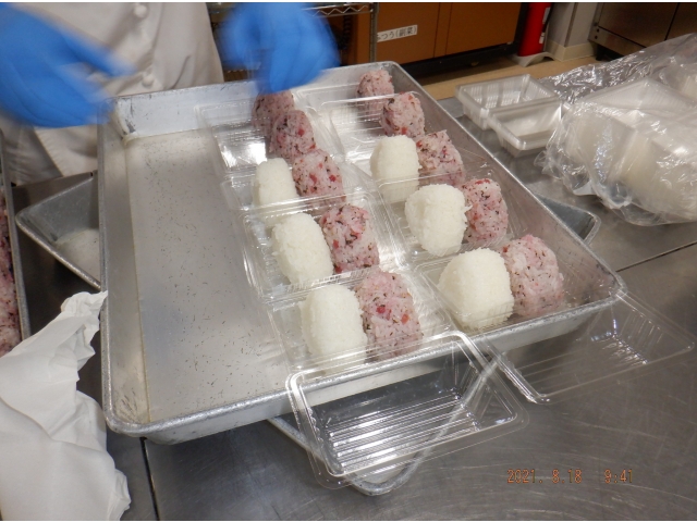 手作りのおにぎりも準備しました。