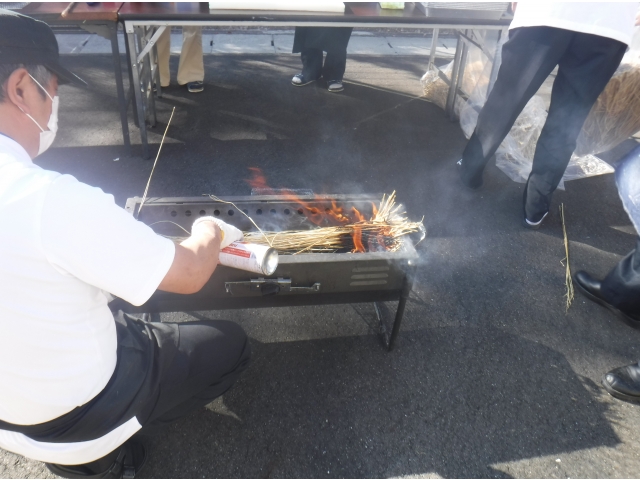 ガスバーナーで点火しています。