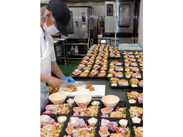 お花見弁当盛り付け中