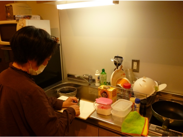 手際よく調理しています