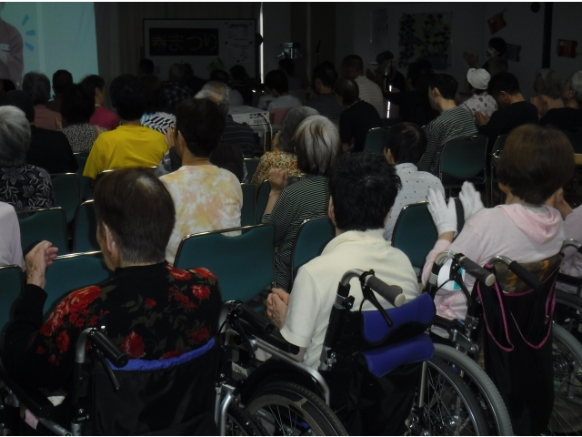 大スクリーンを見ながら体操