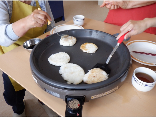 みんなで焼いていきます