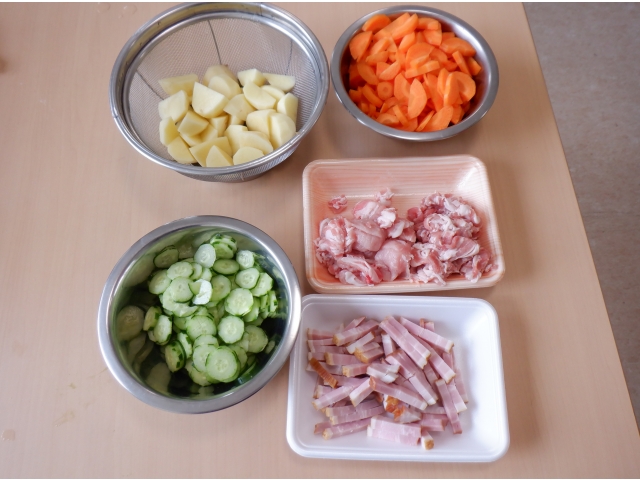 今回の食材をみんあで協力して切りました