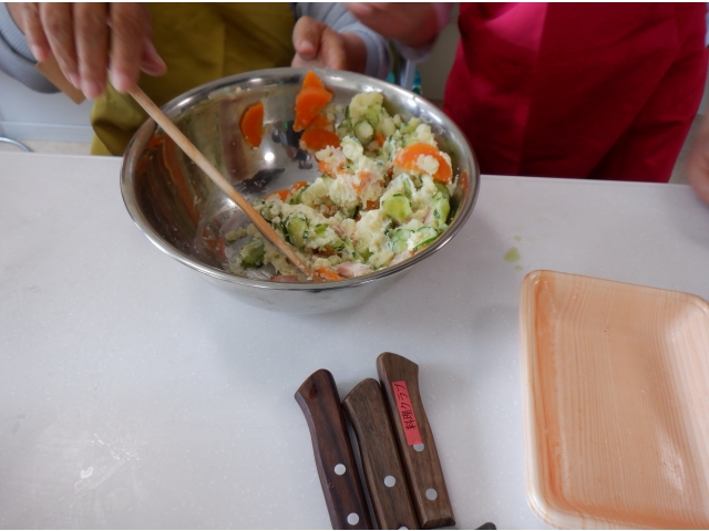 ポテサラ作ってます