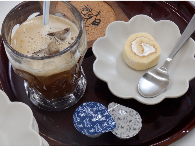 アイスコーヒーと一口ケーキ