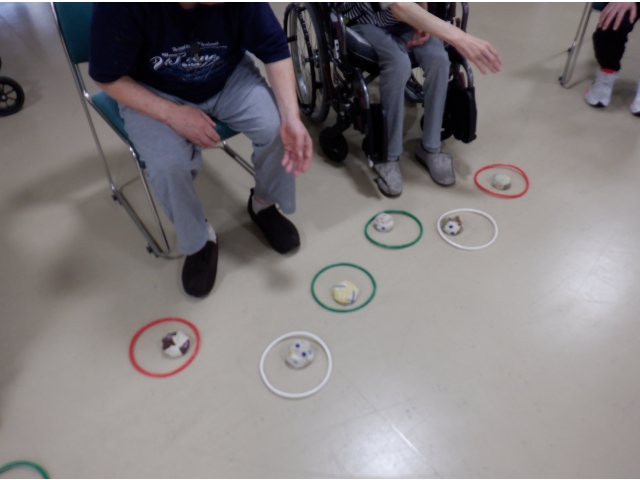 投げ輪にお手玉を投げ入れました。