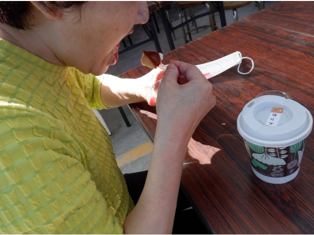 外のテラス席でおいしくいただきました