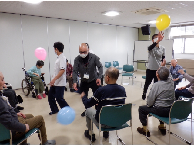 最後は風船バレー🎈　職員が一番良き運動となりました