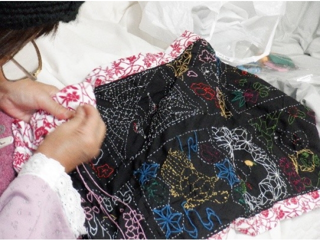 一針、一針丁寧に…。心を込めて縫っておられました。