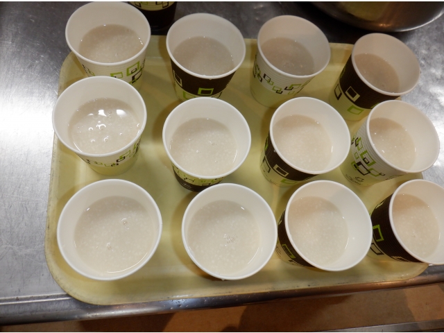 みんなで温かい甘酒を飲みました