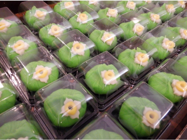 最後は　『初釜』で　お抹茶と一緒にいただくはずだった和菓子。お茶と一緒に召し上がっていただきました