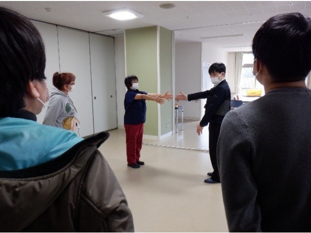 不審者との距離は　