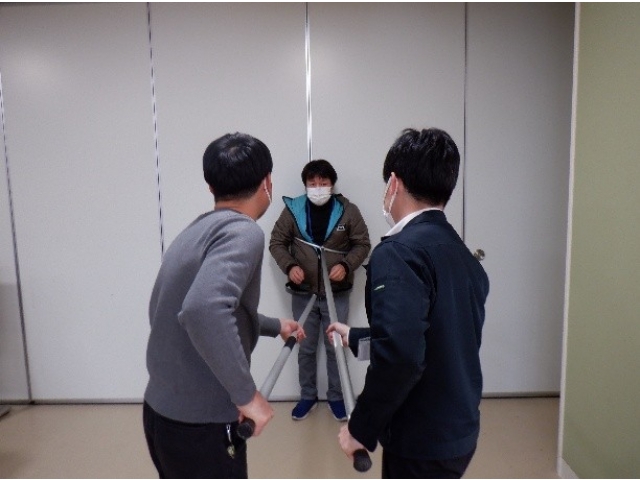 ２本のさすまたの使い方　