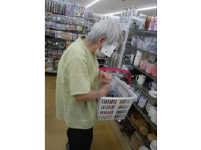 商品を選ぶ姿は真剣そのものです。