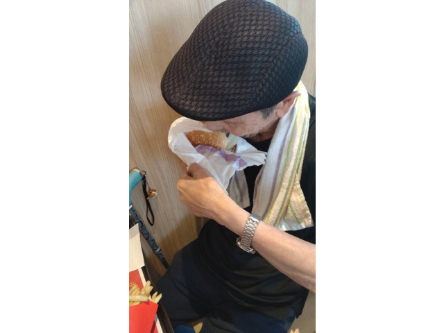 大きな口でかぶりつきます。