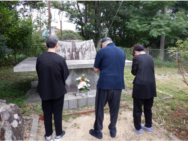 ①利用者互助会の役員さんが納骨堂でお参り。