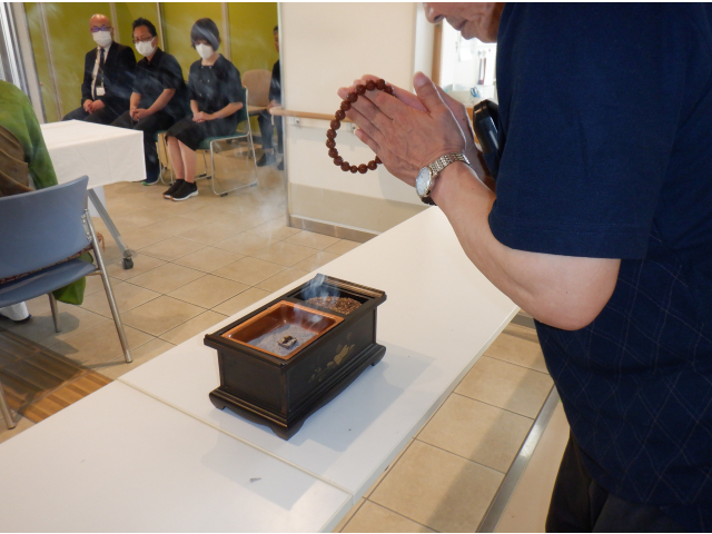 ②ご住職のお経を聞きながらお参りします。