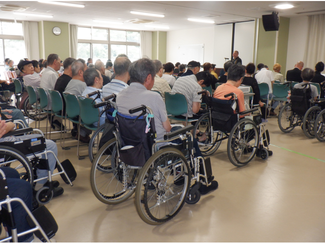 ③お経の後は法話を拝聴します。