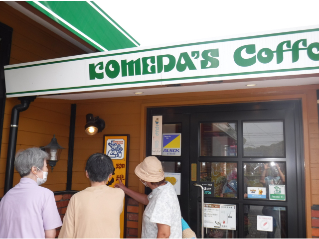 ①　コメダコーヒーに到着。立派な看板を見て、期待大！