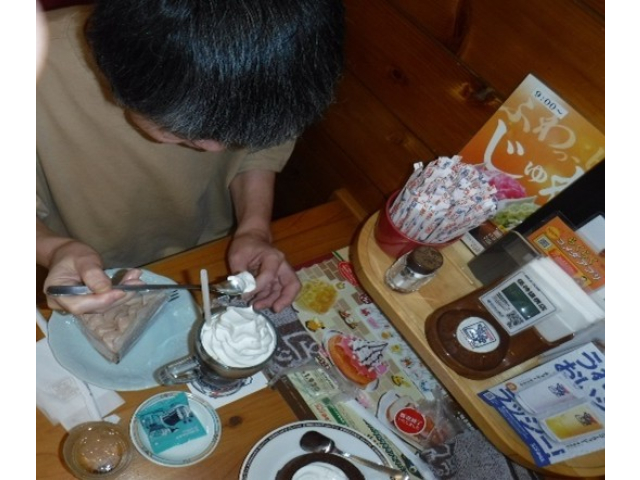 ③　いただきまーす。クリーム嬉しいな。