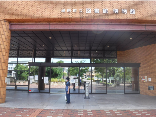 やって来ました図書館！