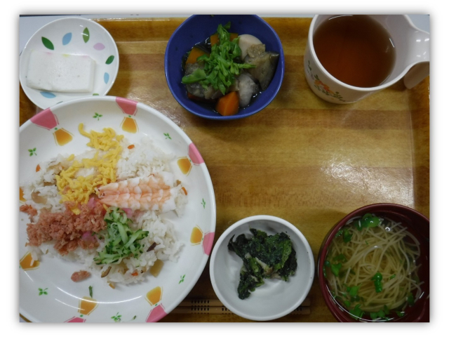 昼食はお祝いのちらし寿司。