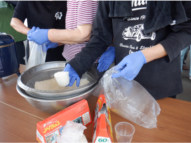 袋にお米と水を入れます。