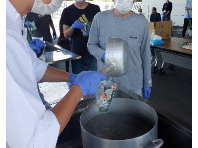 アルファー米に熱湯を注ぎます。