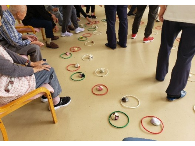 投げ輪を目がけてお手玉スマッシュ