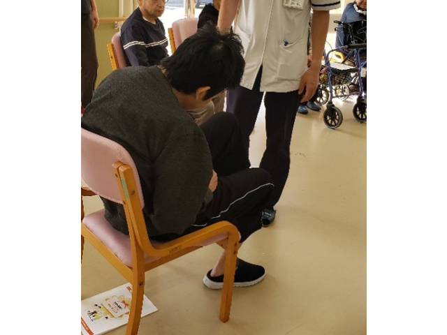 足を挙げて、歩みのチェック