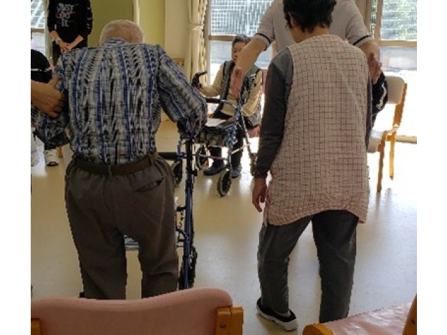 後ろ向きで歩くのは大変💦