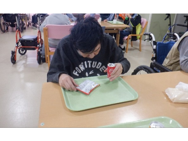 カラオケを聴きながらおやつを食べます